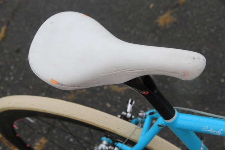サドルは下部が絞れたONEBYESU製の「ナロー30」を使用 | cyclowired